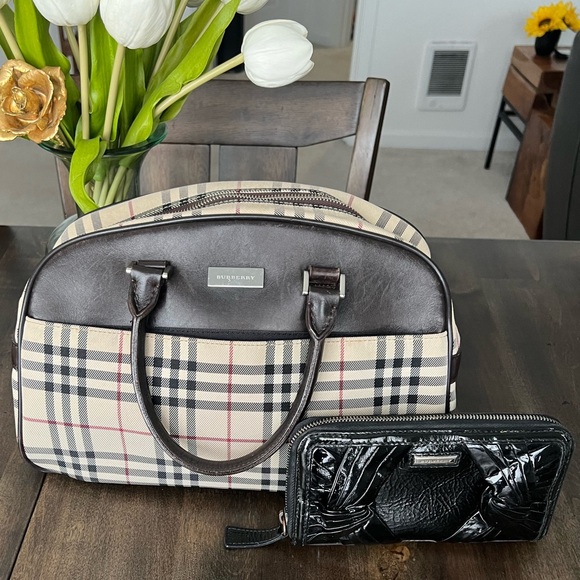 EUC Burberry Nova Check Handbag with Burberry knotted zip around wallet - Picture 10 of 11